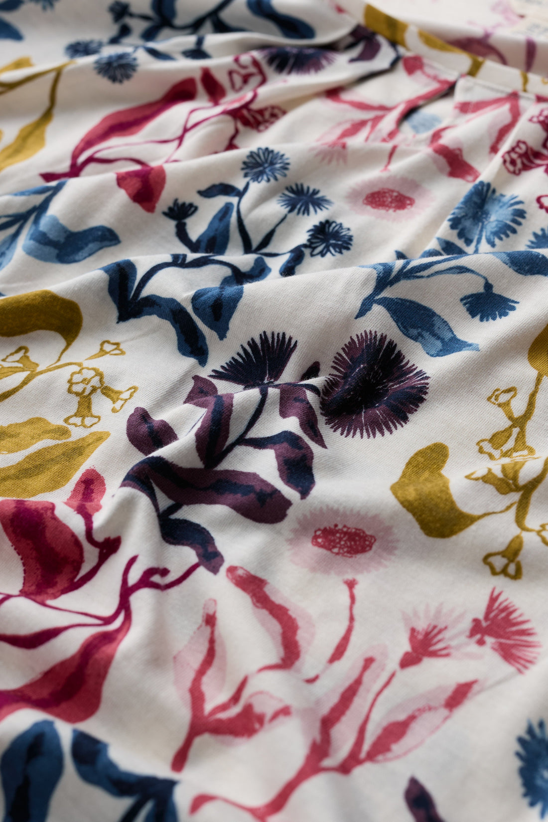 Appletree T-shirt - Inky Botanical