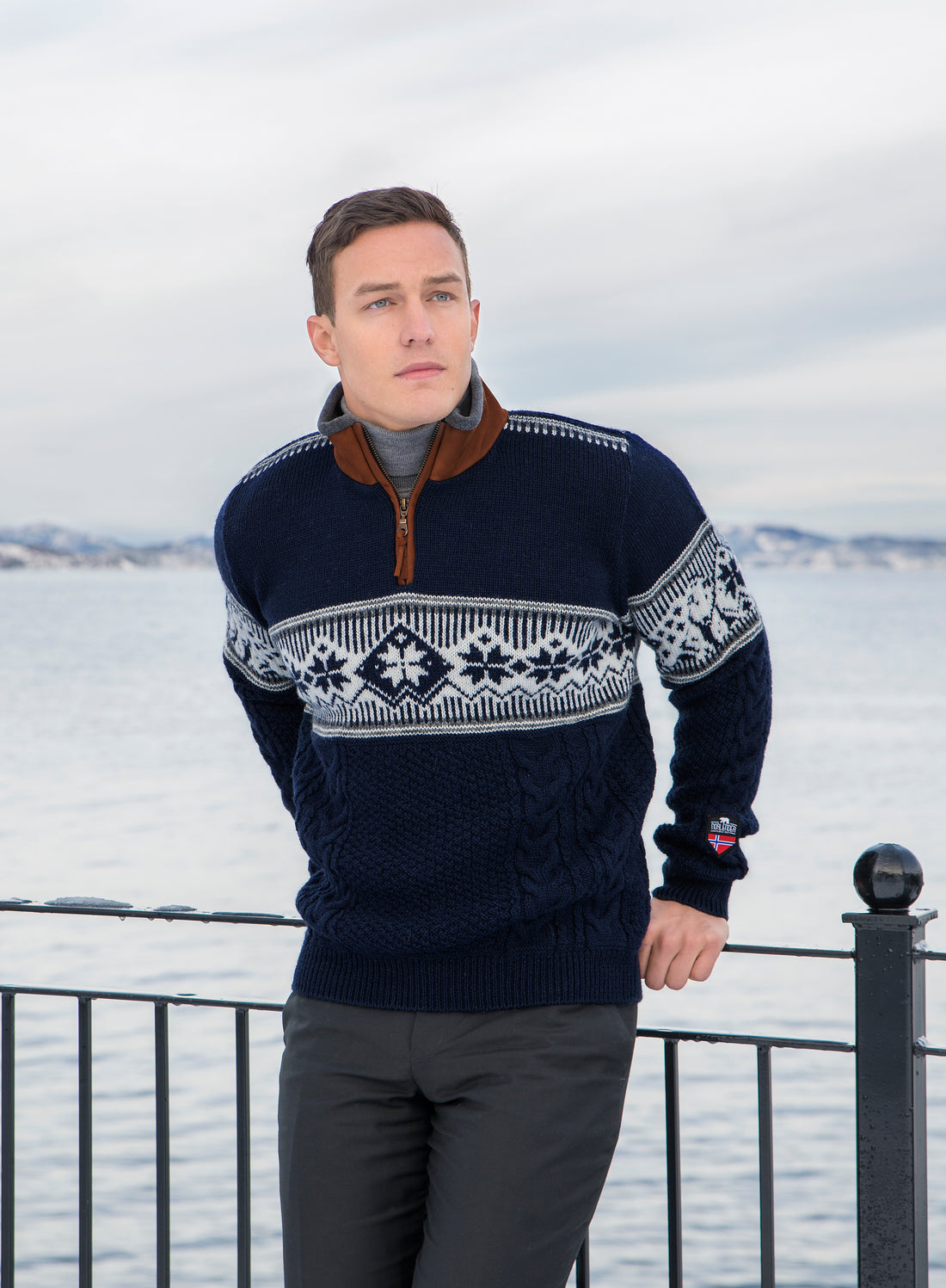 Norlender Spitzbergen Sweater Navy on model