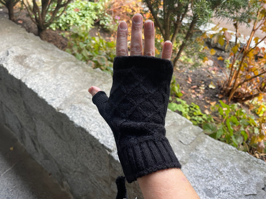 Irish - diamond mittens - black